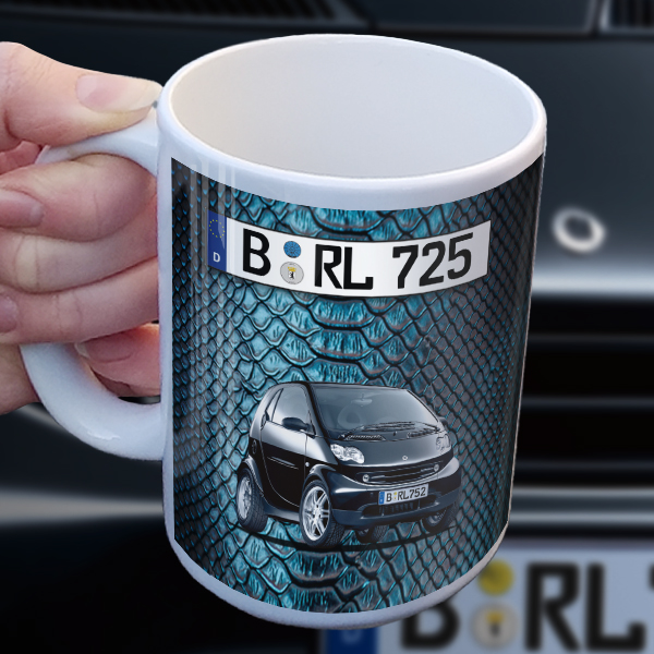 Persönliche Tasse in Größe L mit deinem Auto u. Kennzeichen mit Blaues Schlangenleder Hintergrund - auto4style