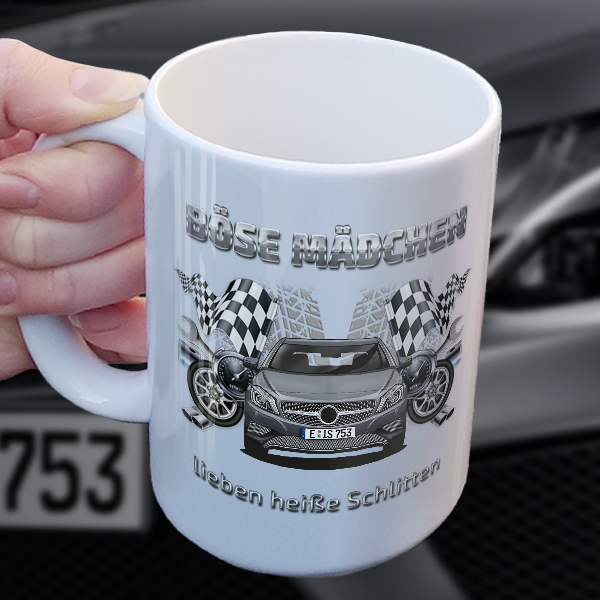 Individuell gestaltene Tasse in Größe L mit deinem Auto, Kennzeichen u. Autospruch Böse Mädchen lieben heiße Schlitten. - auto4style