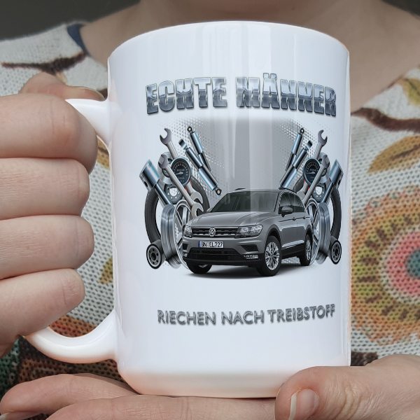 Individuell gestaltene Tasse in Größe L mit deinem Auto, Kennzeichen u. Autospruch Echte Männer riechen nach Treibstoff. - auto4style