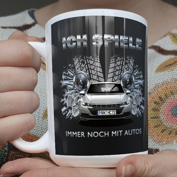 Individuell gestaltene Tasse in Größe L mit deinem Auto, Kennzeichen u. Autospruch Ich spiele immer noch mit Autos. - auto4style