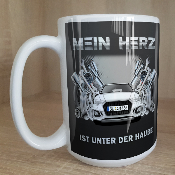 Individuell gestaltene Tasse in Größe L mit deinem Auto, Kennzeichen u. Autospruch Mein Herz ist unter der Haube. - auto4style