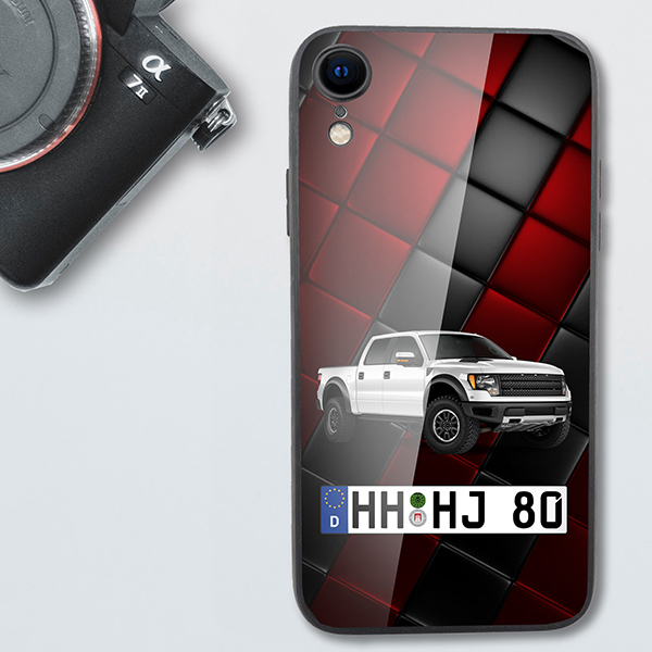 Personalisierte Handyhülle Iphone XR mit deinem Auto u. Kennzeichen mit Rot/schwarze Kacheln Hintergrund.