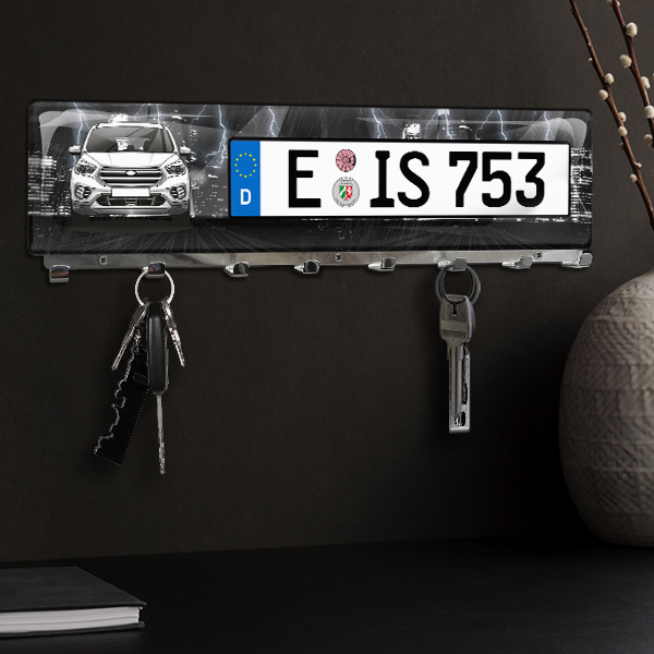 Personalisiertes Schlüsselbrett Chrom-XL mit deinem Auto u. Kennzeichen mit Dunkle Stadt Hintergrund. - auto4style