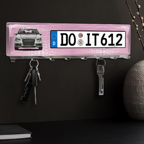 Personalisiertes Schlüsselbrett Chrom-XL mit deinem Auto u. Kennzeichen mit Rosa Schlangenleder Hintergrund. - auto4style