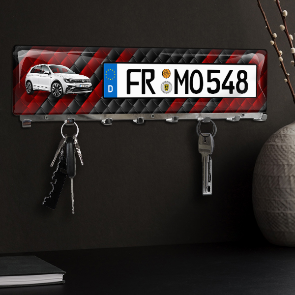 Personalisiertes Schlüsselbrett Chrom-XL mit deinem Auto u. Kennzeichen mit Rot/schwarze Kacheln Hintergrund. - auto4style
