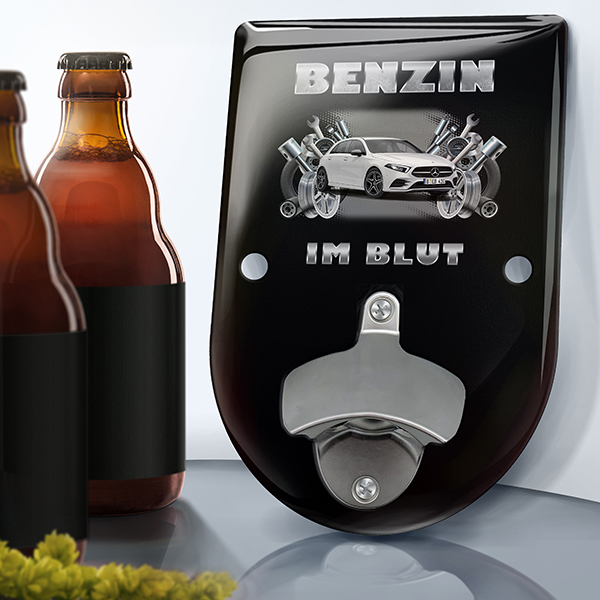 Personalisierter Standard Wand-Flaschenöffner mit deinem Auto u. Kennzeichen mit Autospruch Benzin im Blut. - auto4style
