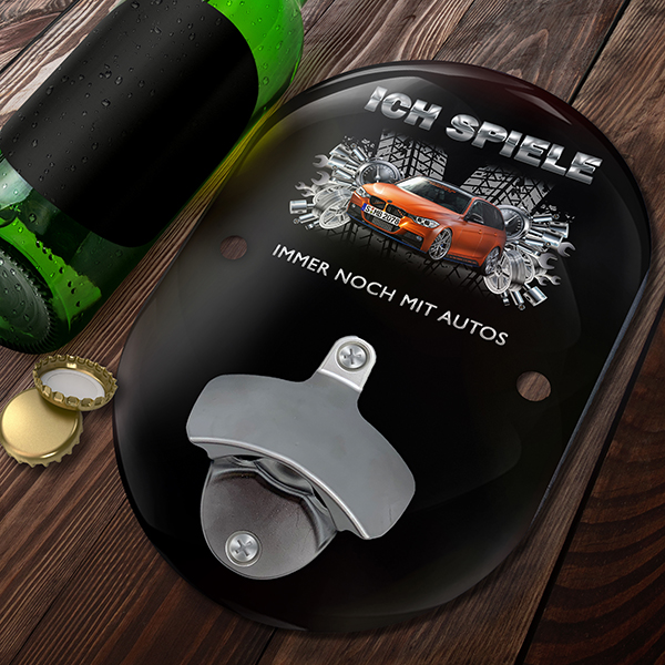Personalisierter Oval Wand-Flaschenöffner mit deinem Auto u. Kennzeichen mit Autospruch Ich spiele immer noch mit Autos. - auto4style