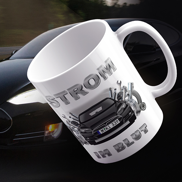Individuell gestaltene Tasse in Größe L mit deinem Auto, Kennzeichen u. Autospruch Strom im Blut. - auto4style