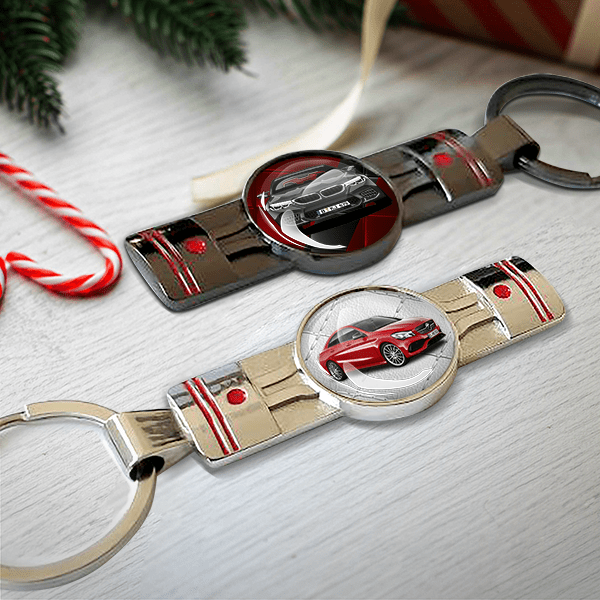 Persönlich gestalteter Schlüsselanhänger Kolben Chrom mit deinem Auto u. Kennzeichen im Design Weißes Leder untern Weihnachtbaum!