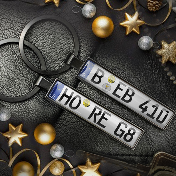 Persönlich gestalteter Schlüsselanhänger Schwarz mit deinem Kennzeichen untern Weihnachtbaum!