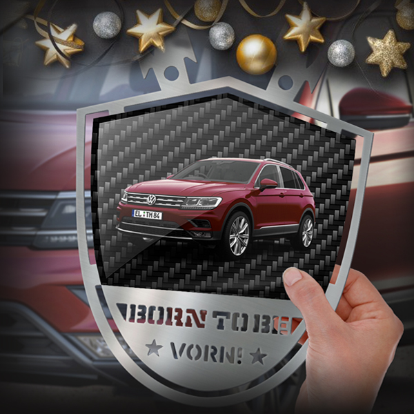 Persönlich gestaltete Wanddekoration mit deinem Auto u. Kennzeichen Chrom-M mit Autospruch Born to be vorne untern Weihnachtbaum!