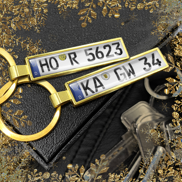 Persönlich gestalteter Schlüsselanhänger Gold mit deinem Kennzeichen untern Weihnachtbaum!