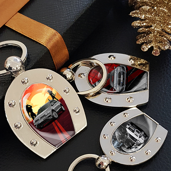 Persönlich gestalteter Hufeisen Schlüsselanhänger mit deinem Automodell u. Kennzeichen Chrom-XL Frauen mit Flaggen untern Weihnachtbaum!
