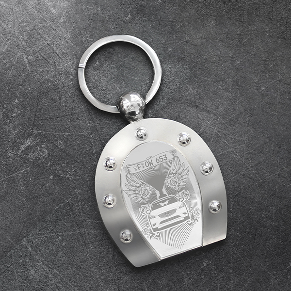Personalisierter Hufeisen Schlüsselanhänger mit deinem Auto und Kennzeichen mit Gravur Chrome-M im Design Rose Style. - auto4style