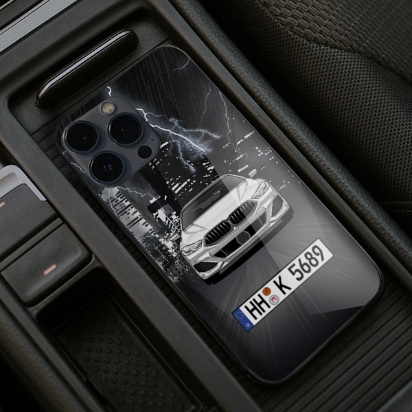 Persönliche Handyhülle Iphone 13 Pro Max mit deinem Auto u. Nummernschild mit Dunkle Stadt Hintergrund. Viele Handymodelle im Sortiment. - auto4style