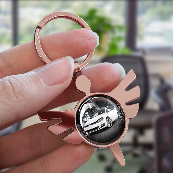 Personalisierter Engelschlüsselanhänger Rund Premium-XL mit deinem Automodell und Kennzeichen mit Dunkle Stadt Hintergrund! - auto4style