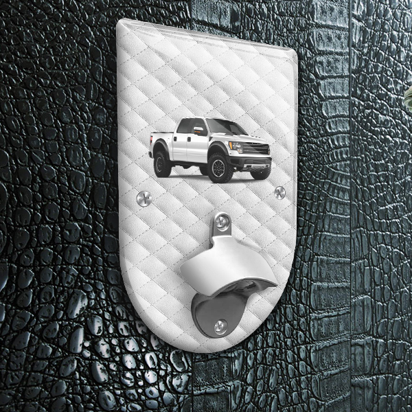 Persönlicher Wand-Flaschenöffner mit deinem Auto u. Kennzeichen mit Weißes Leder Hintergrund - auto4style