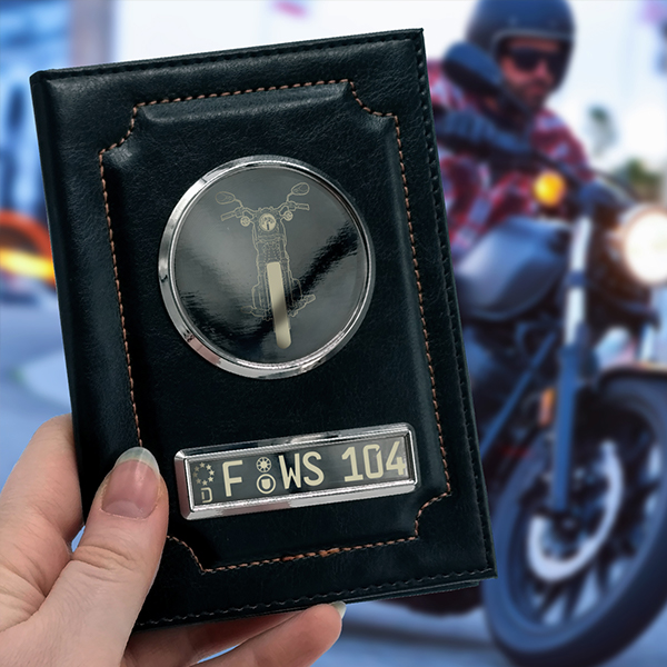 Personalisierte Fahrzeugscheinhülle mit Gravur mit deinem Motorrad u. Kennzeichen aus Schwarzem Leder
