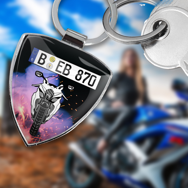 Personalisierter Schlüsselanhänger Schild mit deinem Motorrad u. Kennzeichen Premium in Größe M mit Feuer Hintergrund