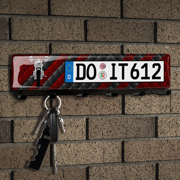 Personalisiertes Schlüsselboard mit deinem Motorrad u. Kennzeichen Schwarz in Größe L mit Rot-schwarze Kacheln Hintergrund