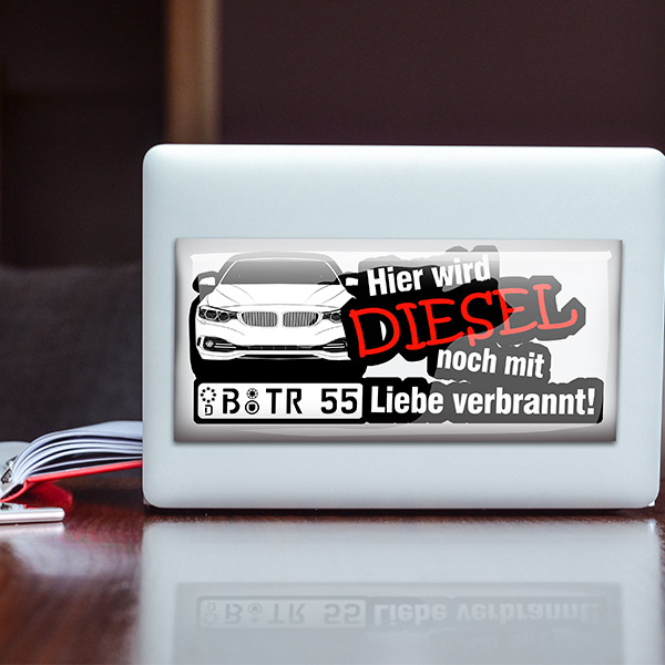 Personalisierter Sticker in Größe L mit deinem Auto, Kennzeichen u. Autospruch! Teste jetzt die Vorschau! Auto Aufkleber fürs Auto - auto4style