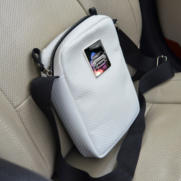 Personalisierte Umhängetasche Viereckig Weißes Carbon-M mit deinem Auto u. Kennzeichen mit Hintergrund Feuer! Crossbody Herren Kleine Umhängetasche