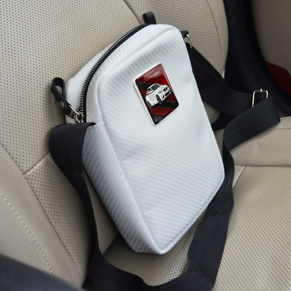 Personalisierte Umhängetasche Viereckig Weißes Carbon-M mit deinem Auto u. Kennzeichen Rot-schwarze Kacheln! Crossbody Herren Kleine Umhängetasche