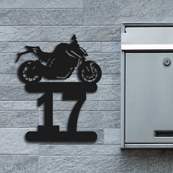 Personalisierte Hausnummer mit deinem Motorrad u. Kennzeichen in Metall-Optik Schwarz in Größe M mit Hausnummer