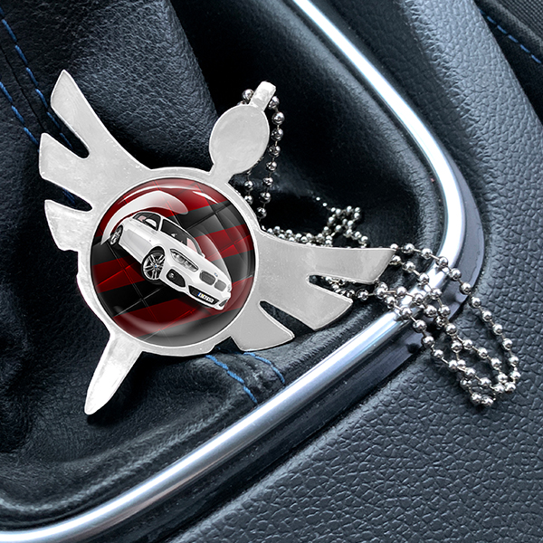 Personalisierter Spiegelanhänger Engel Premium Metall-XL mit deinem Auto u. Kennzeichen aus Metall mit Hintergrund Rot-schwarze Kacheln! - auto4style