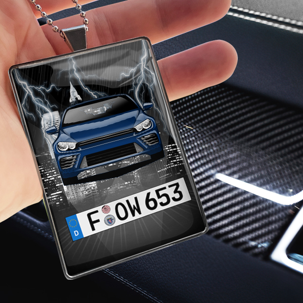 Spiegelanhänger Rechteckig Metall-XL personalisiert: mit deinem Auto u. Kennzeichen mit Dunkle Stadt Hintergrund. - auto4style