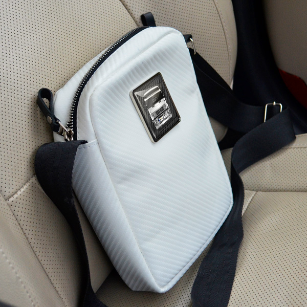 Personalisierte Umhängetasche mit deinem LKW u. Kennzeichen in Carbon-Optik weiß und carbon Design