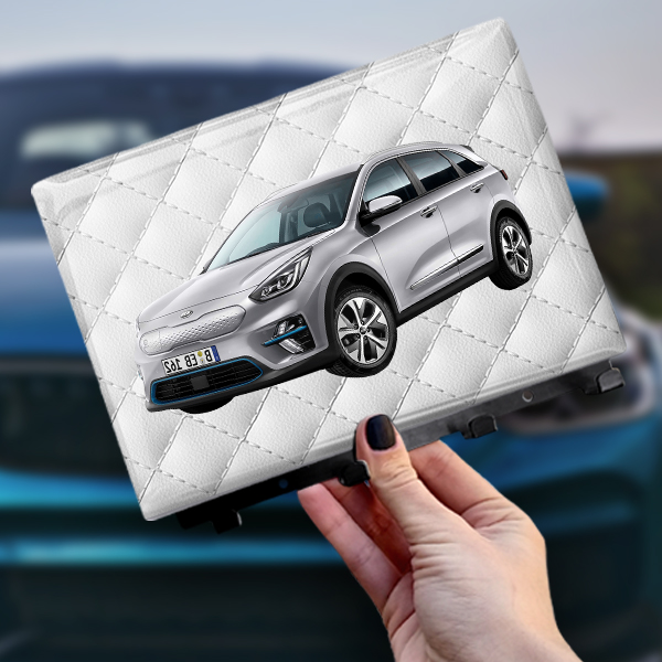 Schlüsselbrett Viereckig Epoxy Schwarz-S individuell angefertigt: mit deinem Auto u. Kennzeichen mit Weißes Leder Hintergrund. - auto4style
