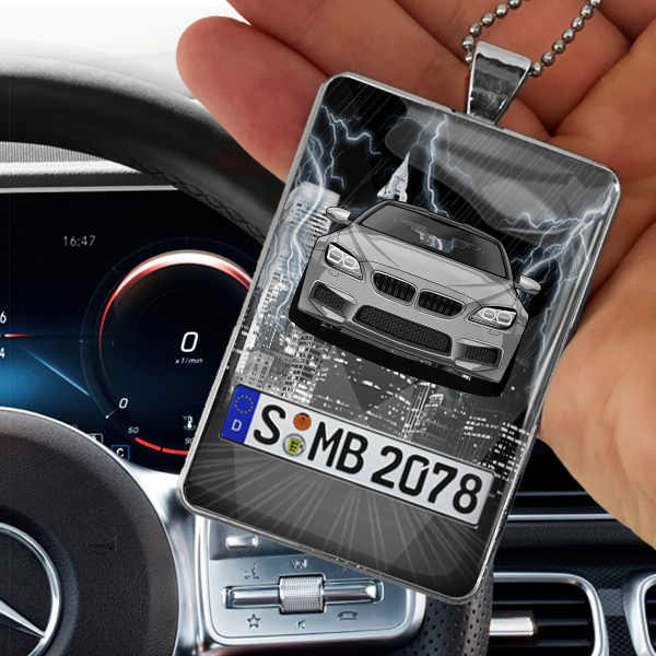 Spiegelanhänger Rechteckig Metall-L personalisiert: mit deinem Auto u. Kennzeichen mit Dunkle Stadt Hintergrund. - auto4style