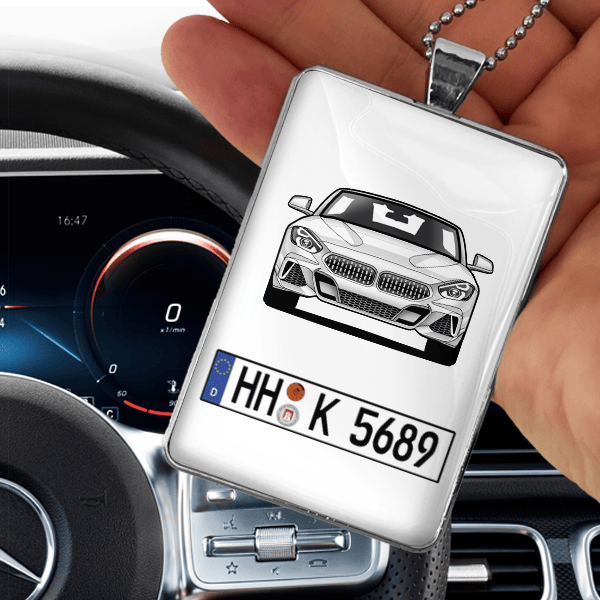 Spiegelanhänger Rechteckig Metall-L personalisiert: mit deinem Auto u. Kennzeichen mit Weißem Hintergrund. - auto4style