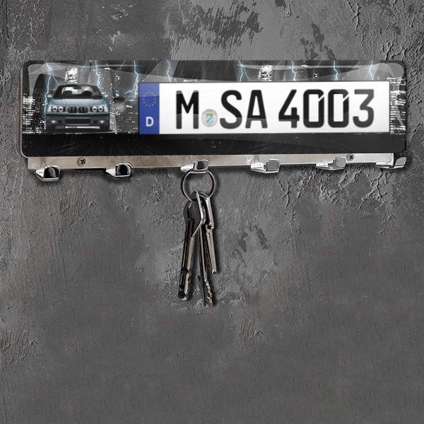 Personalisiertes Schlüsselbrett Chrom-L mit deinem Auto u. Kennzeichen mit Dunkle Stadt Hintergrund. - auto4style