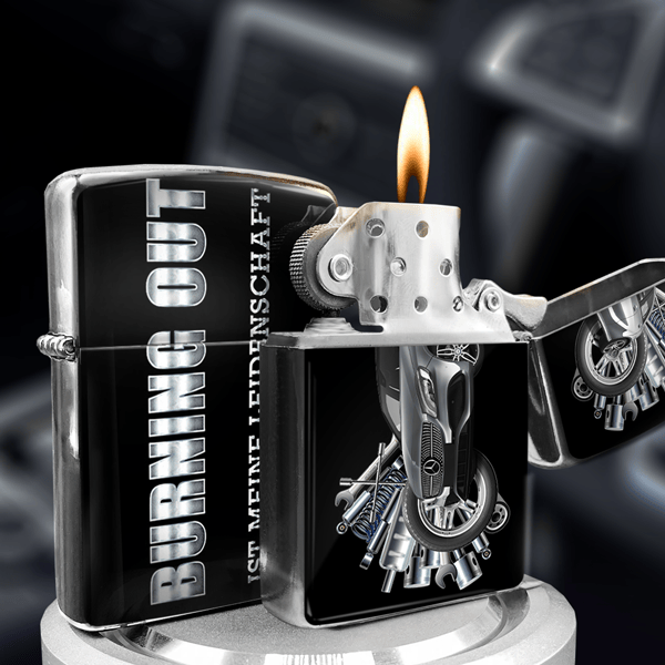 Persönliches Feuerzeugbenzin Schwarz mit deinem Auto u. Kennzeichen mit Autospruch Burning out ist meine Leidenschaft. - auto4style