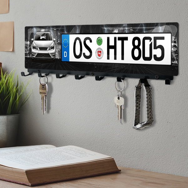 Personalisiertes Schlüsselbrett Schwarz-L mit deinem Auto u. Kennzeichen mit Dunkle Stadt Hintergrund. - auto4style