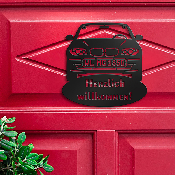 Personalisierte Hausnummer Autosilhouette aus Metall mit deinem Auto im Design Schriftzug in Größe M. Teste jetzt die Vorschau! - auto4style