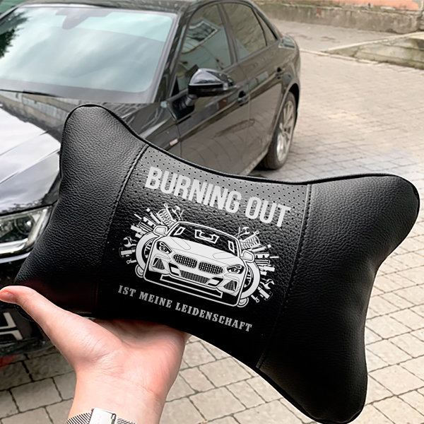 Persönliches Autonackenkissen mit deinem Auto und Kennzeichen aus Schwarzem Leder in Größe M mit Autospruch Burning out ist meine Leidenschaft.