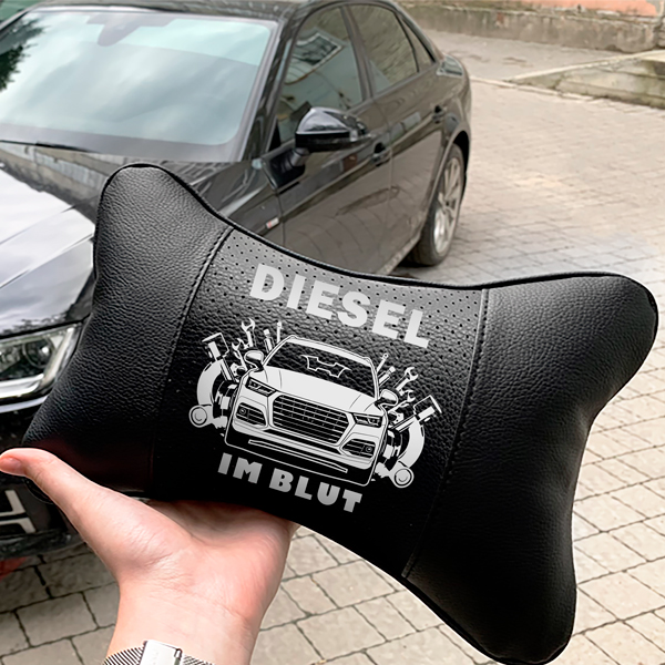 Persönliches Autonackenkissen mit deinem Auto und Kennzeichen aus Schwarzem Leder in Größe M mit Autospruch Diesel im Blut. - auto4style