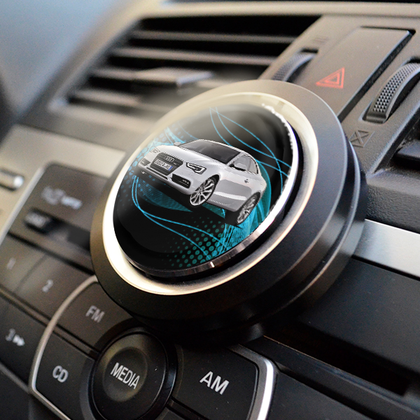 Individuelle Autoduftdose Schwarz-M mit deinem Auto u. Kennzeichen mit Blauer Staub Hintergrund. - auto4style