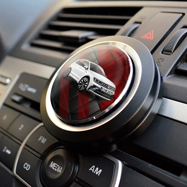Individuelle Autoduftdose Schwarz-M mit deinem Auto u. Kennzeichen mit Rot-schwarze Kacheln Hintergrund. - auto4style