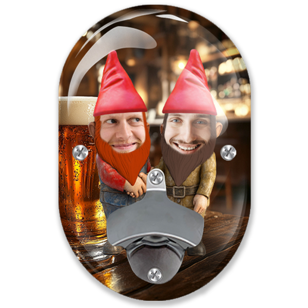 Personalisierter Wandflaschenöffner mit Gnomen Motiv und Fotos zweier bester Freunde – Flaschenöffner wand – Einzigartiges Geschenk für besten Freund!